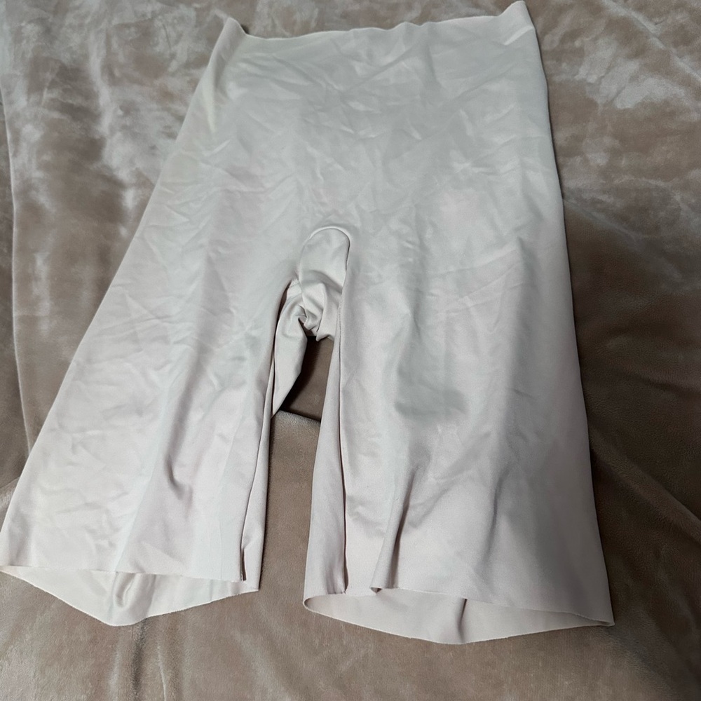 Wacoal Cream Compression Shorts M